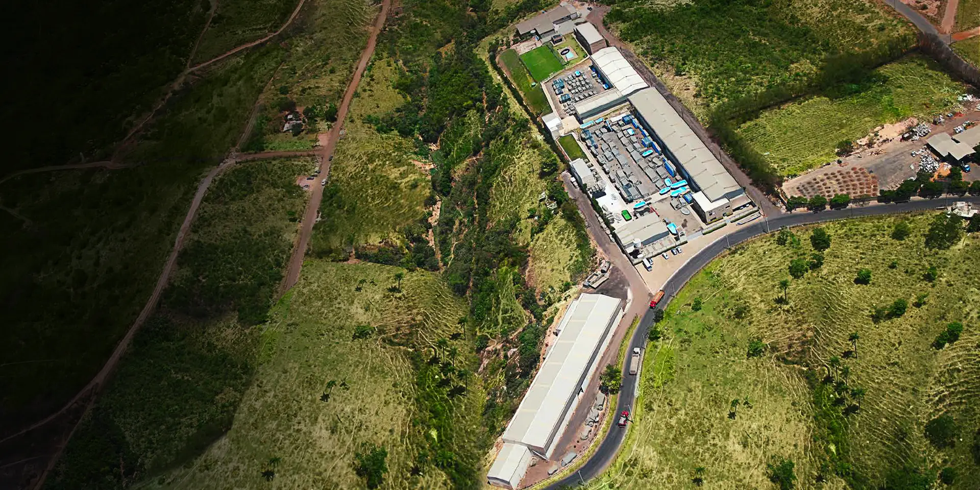 Vista aérea da fábrica da Fiber — mais do que uma fabricante de piscinas