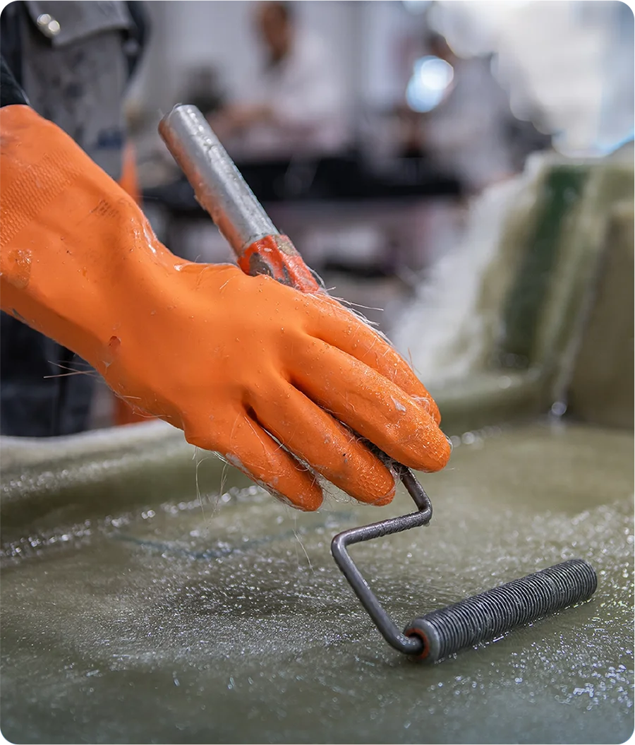Aplicação de fibra de vidro com rolo em molde de piscina na fábrica Fiber