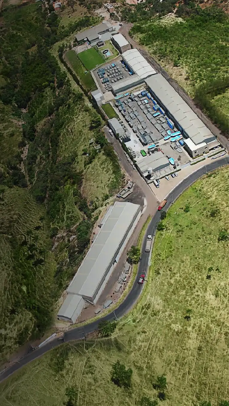Vista aérea da fábrica da Fiber — mais do que uma fabricante de piscinas