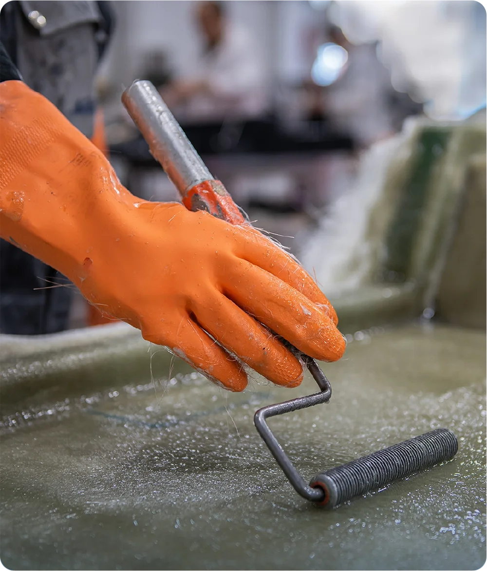 Aplicação de fibra de vidro com rolo em molde de piscina na fábrica Fiber