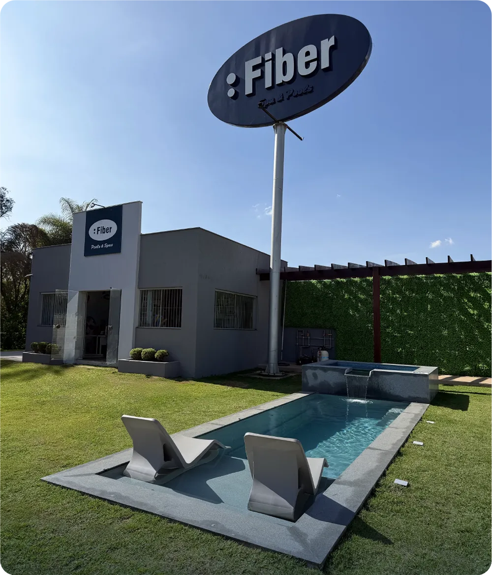 Fachada de loja da rede Fiber com piscina em exposição