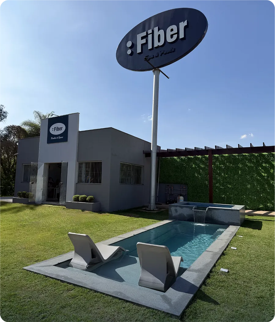 Fachada de loja da rede Fiber com piscina em exposição