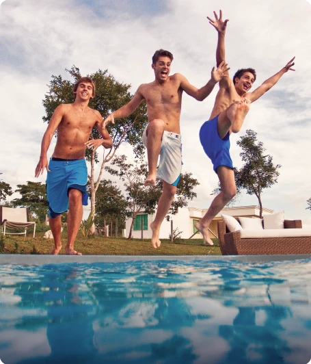Família com piscina de fibra no quintal Fiber