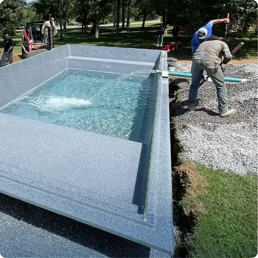 Enchimento e compactação simultâneos da piscina Granitada® Fiber