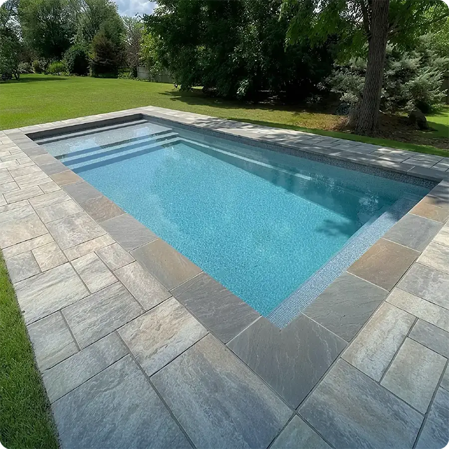 Piscina Granitada® Fiber instalada — área de lazer pronta