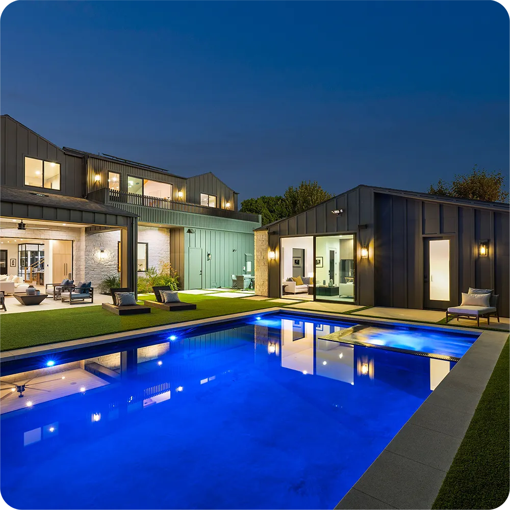 Piscina Granitada® Fiber à noite — iluminação e cor da água