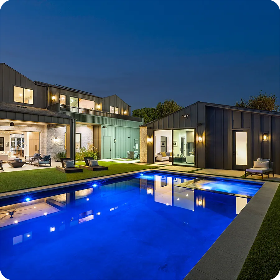 Piscina Granitada® Fiber à noite — iluminação e cor da água