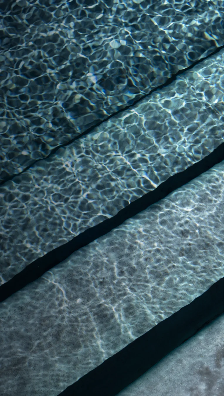 Tecnologia Granitada® — piscina de fibra com acabamento mineral