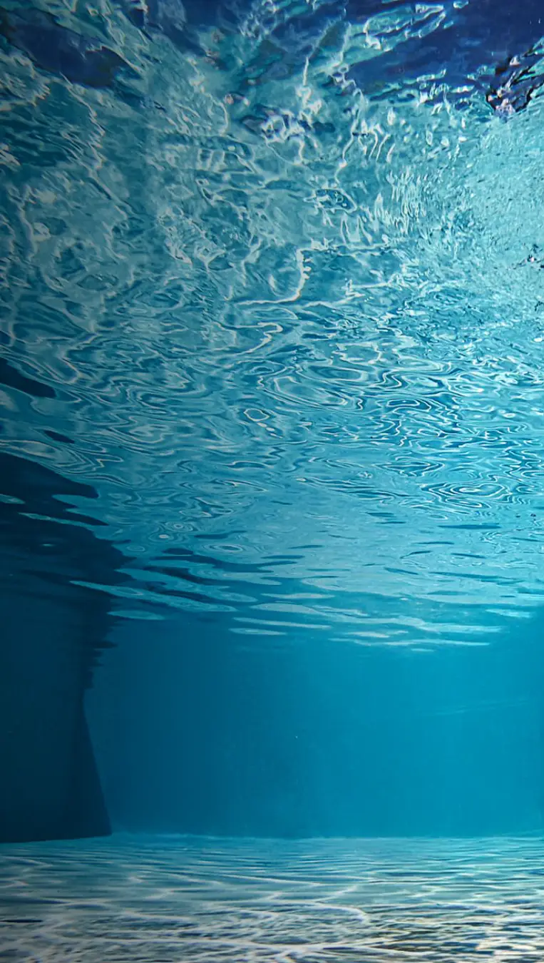 Vista interna de piscina Granitada® com água cristalina