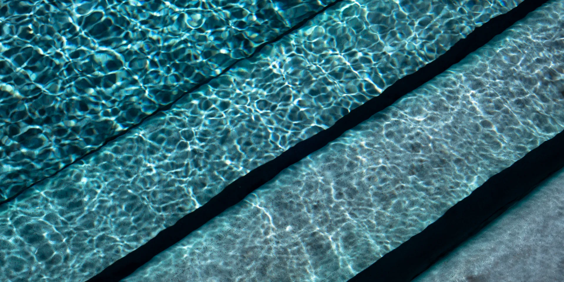 Tecnologia Granitada® — piscina de fibra com acabamento mineral