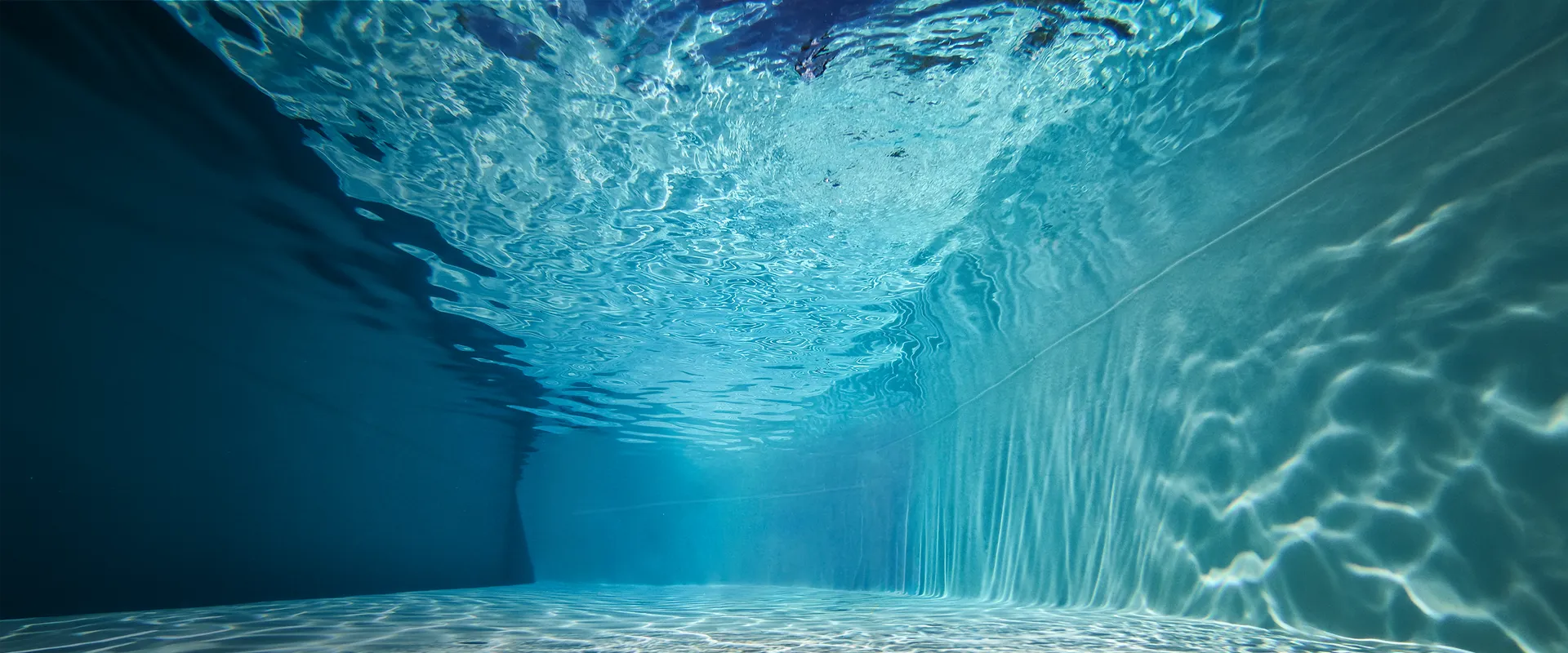 Vista interna de piscina Granitada® com água cristalina