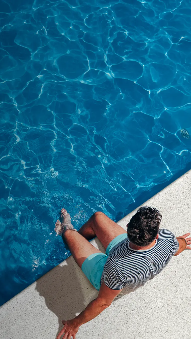 Área de lazer com piscina de fibra de vidro para diversão em família
