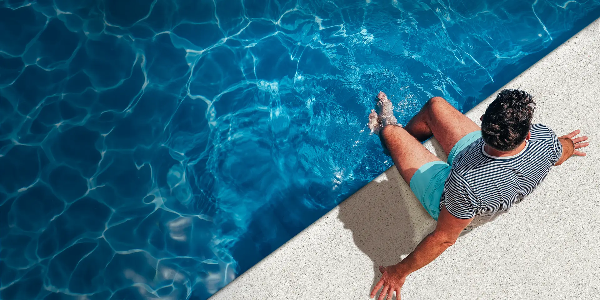 Área de lazer com piscina de fibra de vidro para diversão em família