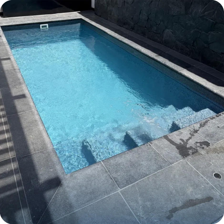 Piscina Granitada® instalada em cobertura com revestimento em pedra