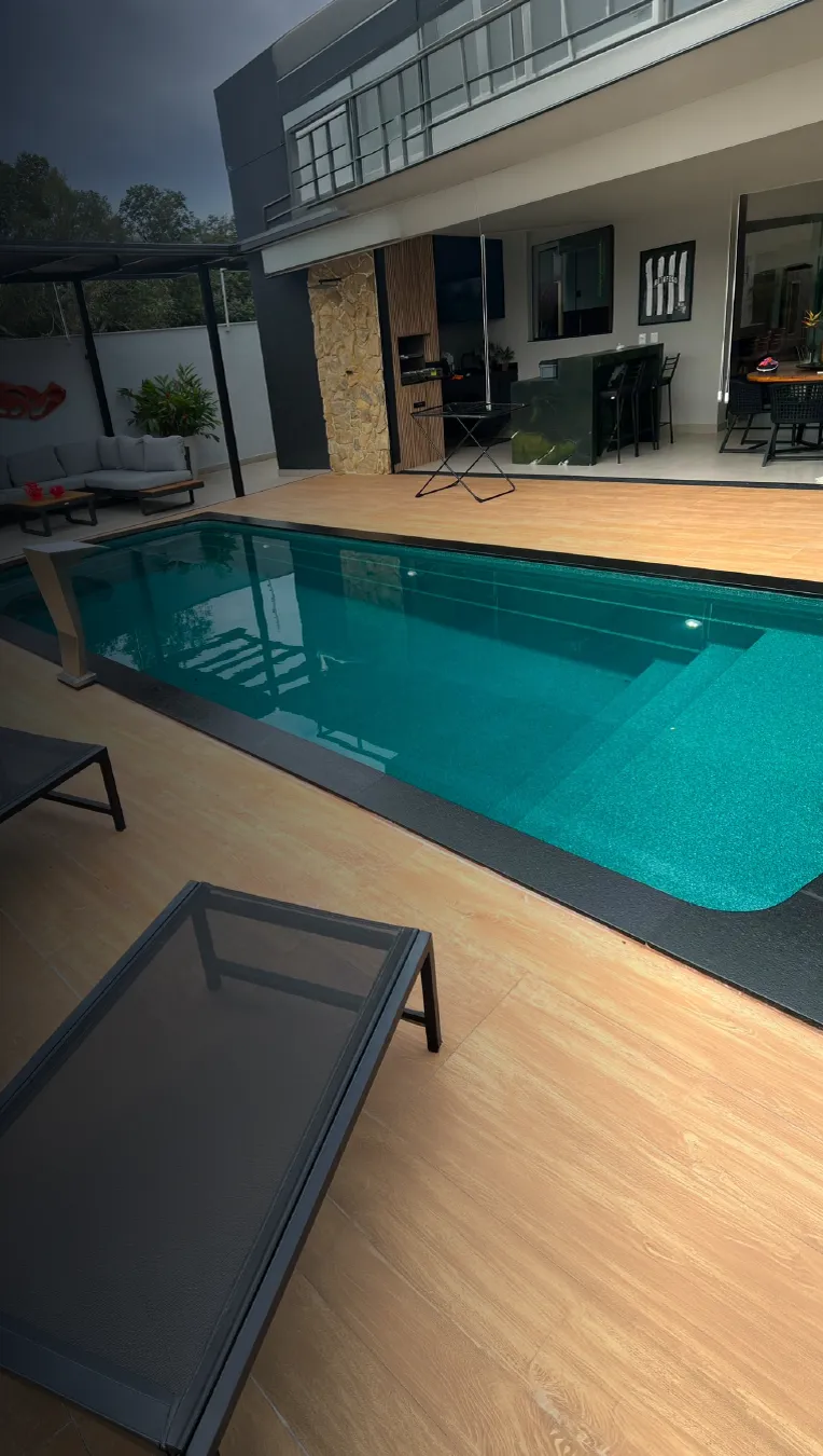 Piscina Fiber instalada em deck de empreendimento residencial